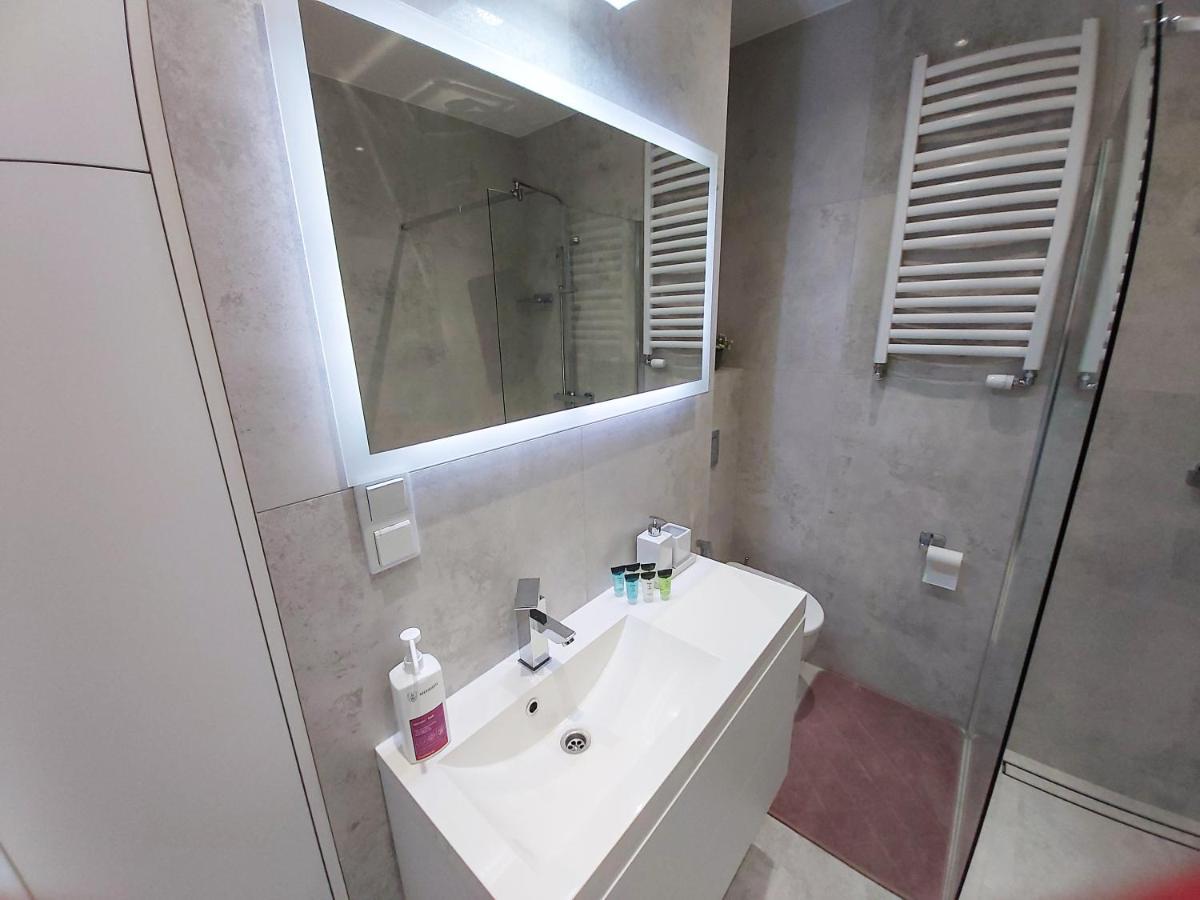 Apartament Bella Rosa Z Podziemnym Parkingiem เคียลเซ ภายนอก รูปภาพ